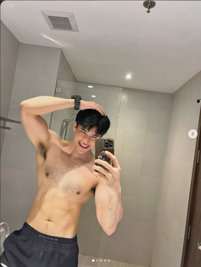 Foto de una persona frente al espejo, quien se hace llamar Harry, su nombre real es Keattiyode.